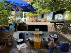 Bleu céleste : la petite maison dans la verte prairie