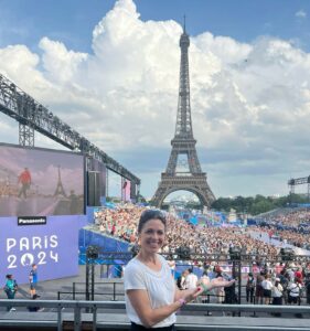 Marlène Gallego, membre du staff COJOP de Paris 2024 devant le parc des champions