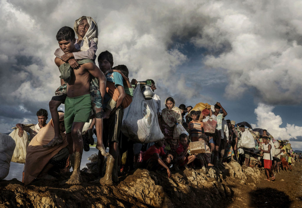 Après avoir traversé la frontière avec la Birmanie, des milliers de réfugiés rohingyas poursuivent leur terrible périple vers le camp de Cox’s Bazar. Bangladesh, 9 octobre 2017. October 9, 2017. © Paula Bronstein / Getty Images Reproduction interdite
