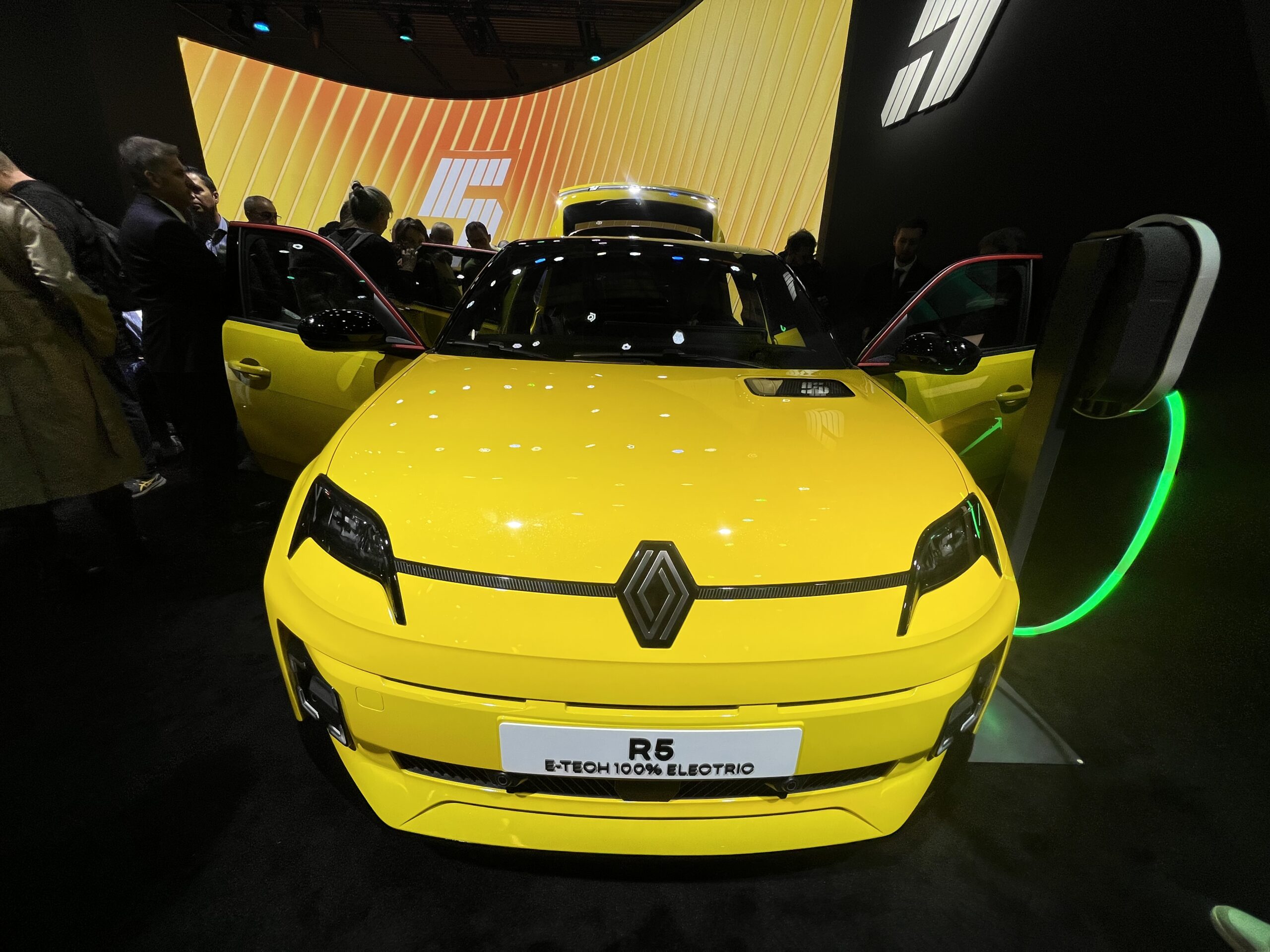 R5 E-Tech présentée au Mondial de Paris 2024