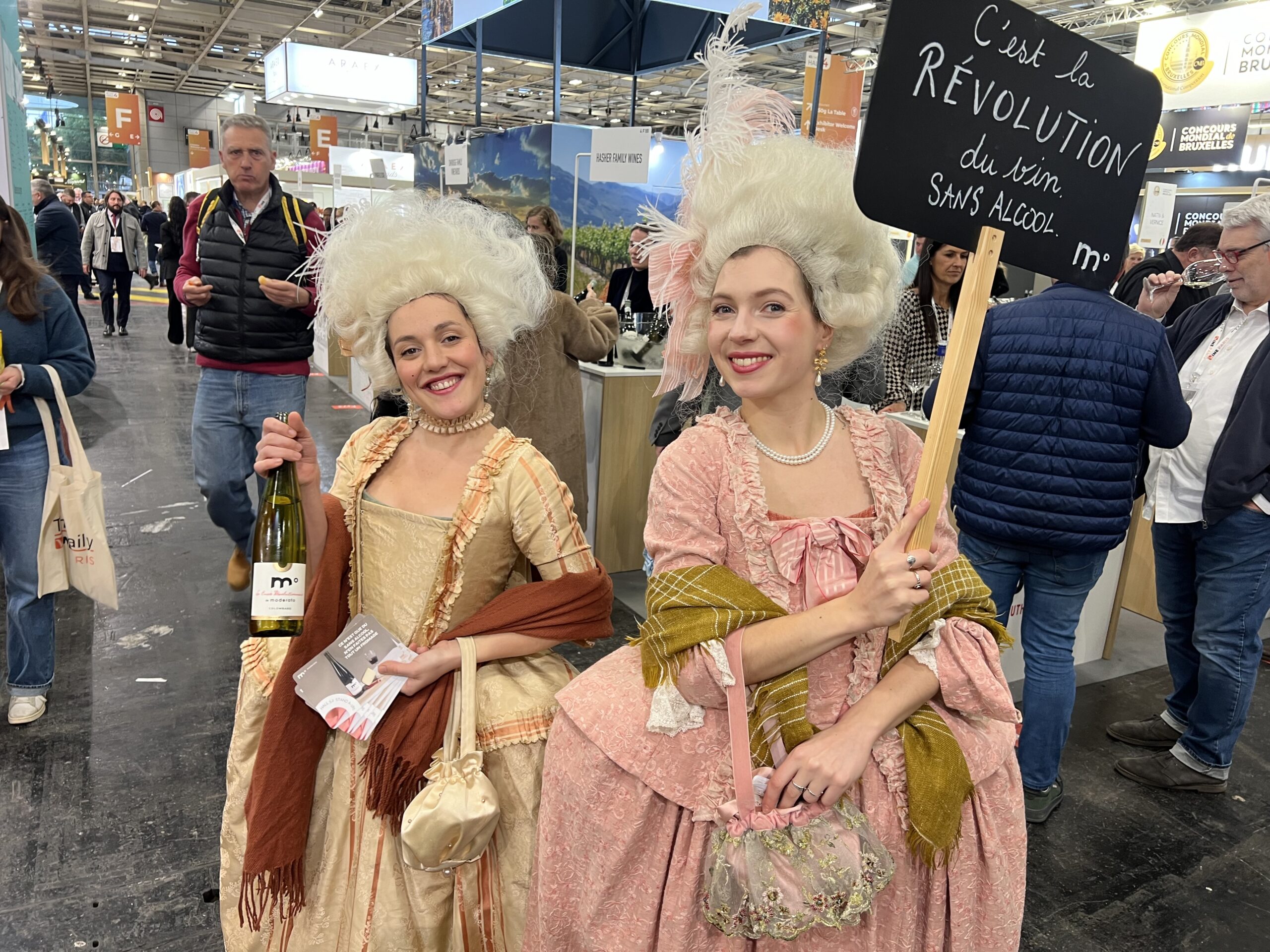 In-News — À Wine Paris 2025 c'est le monde à l'envers, les courtisanes et aristocrates réclament la révolution du sans alcool. Poudrées comme des cocottes © topsud NEWS