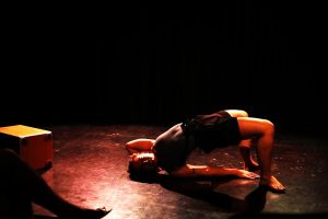 Laura Authier dans sa pièce En Jeu (c) Lola Gilbert