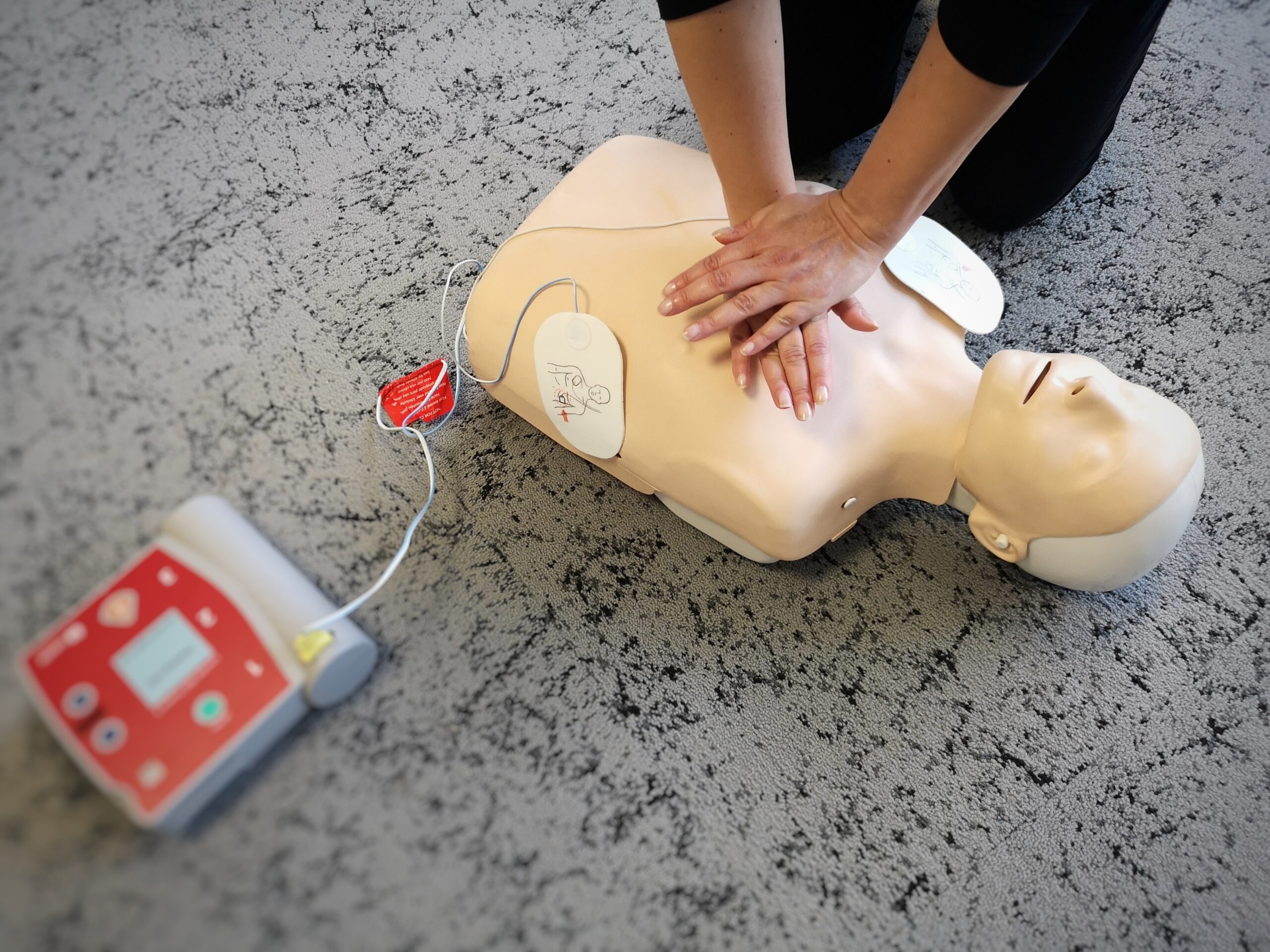Formation aux gestes qui sauvent et Défibrillateurs semi-automatique