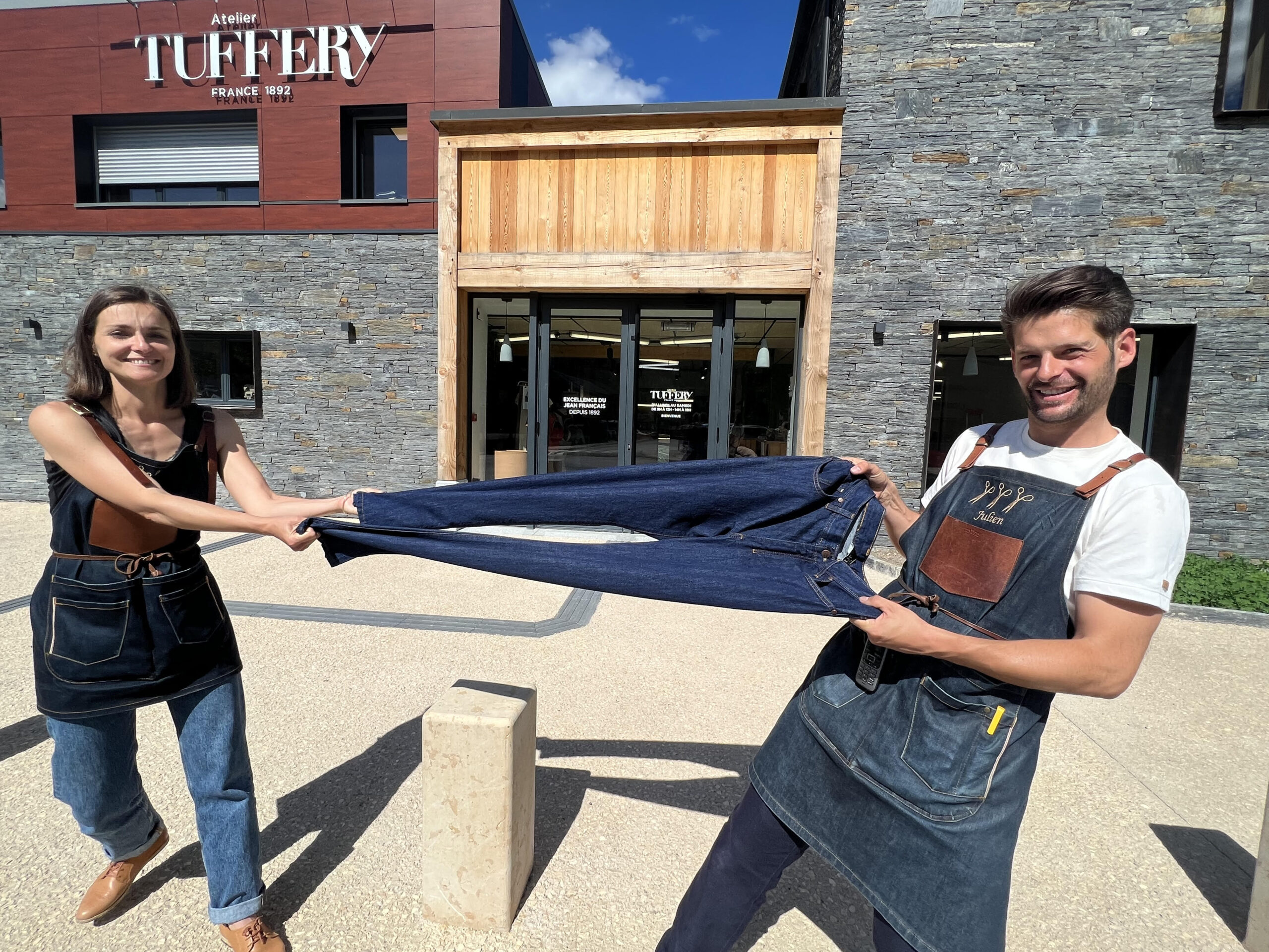 Myriam et Julien Tuffery devant le fameux atelier qui produit des jeans, des vestes et des soir&eacute;es musicales