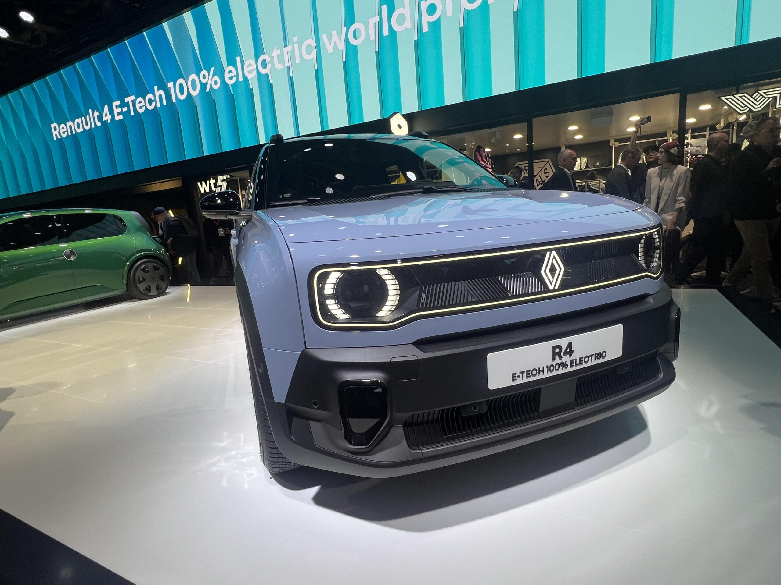 R4-E-Tech, premi&egrave;re pr&eacute;sentation au salon de Paris 2024, dans l'ombre de la R5 E-Tech. Qui trouve son march&eacute; aujourd'hui.